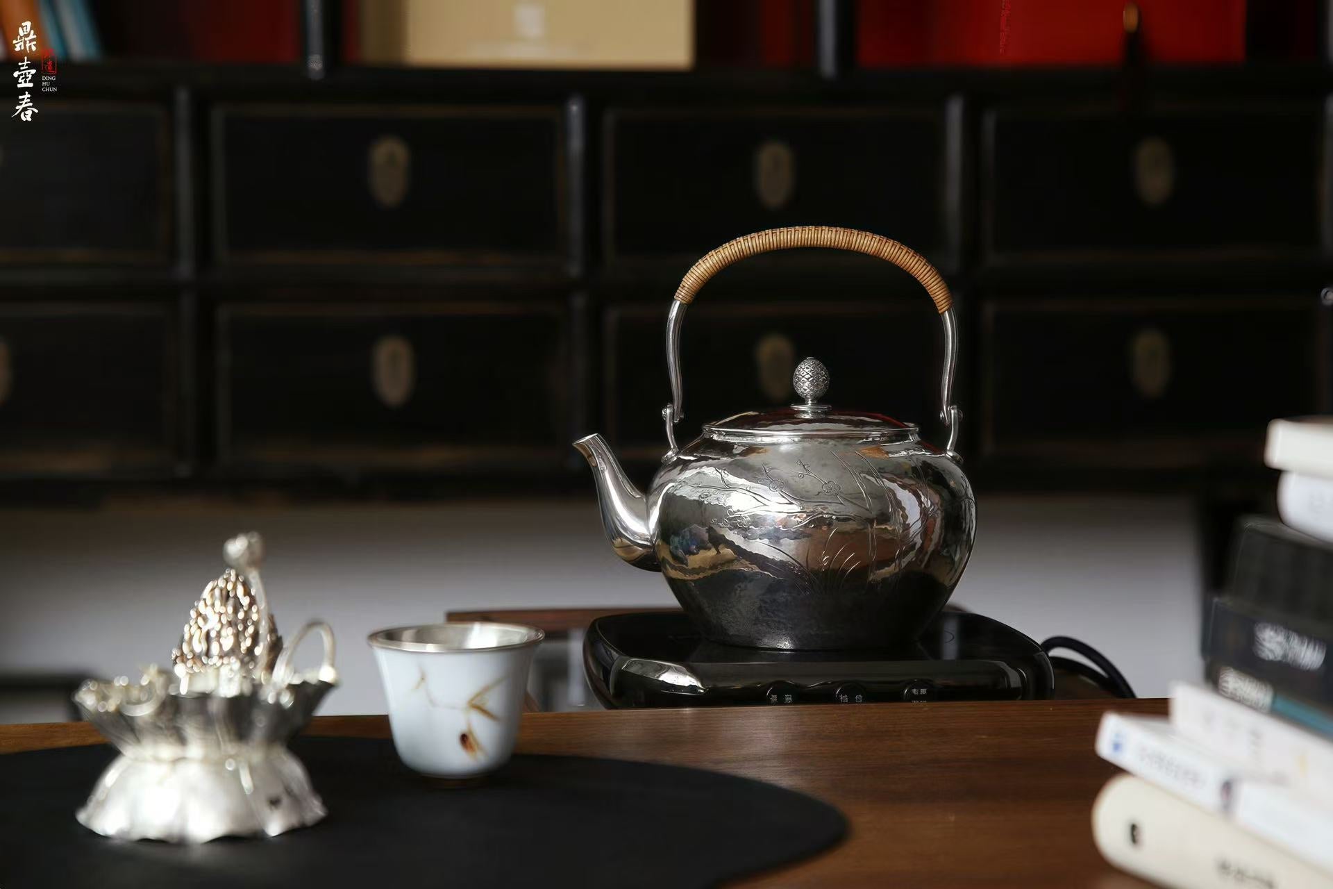 Purified Abundance Silver Kettle with Lucky Ingrains